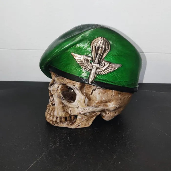 Calavera con boina verde, impreso en 3D