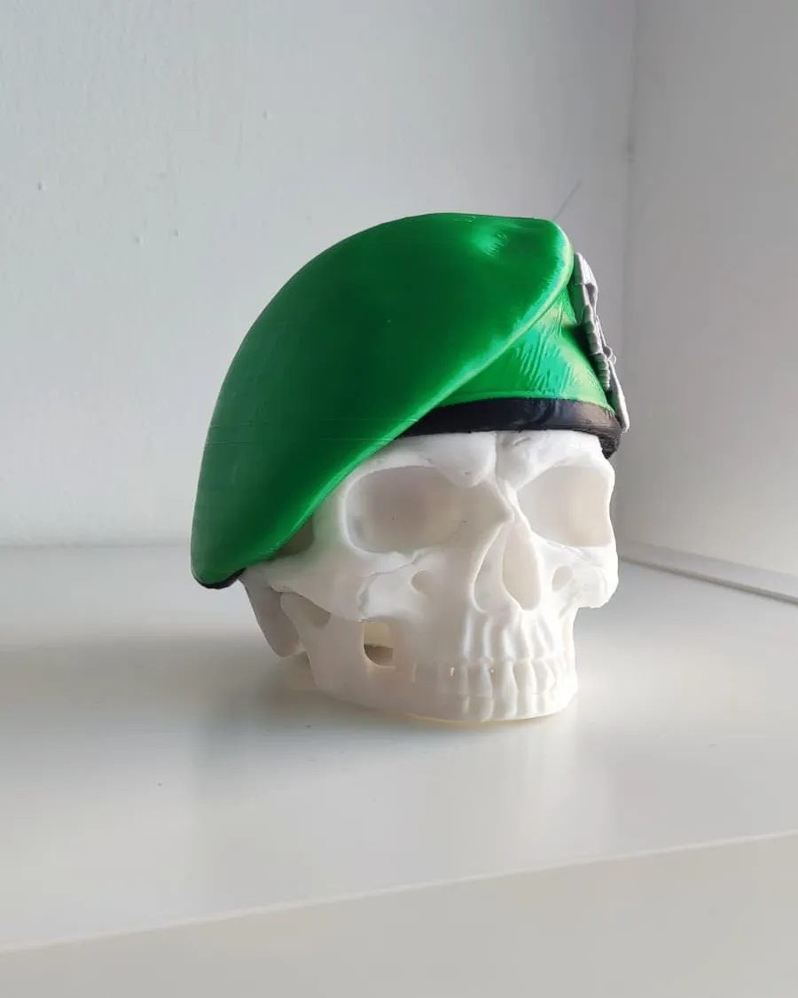 Calavera con boina verde, impreso en 3D por iPrintex — foto 3 de 8
